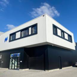 Buitenaanzicht van showroom RDS Ramen en Deuren in Pelt